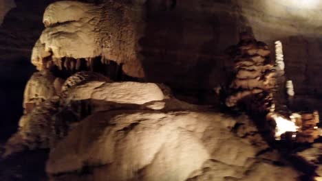 Geführte-Tour-Durch-Natürliche-Brückenkavernen-In-Texas