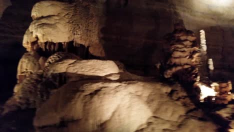 visita guiada a través de cavernas de puentes naturales en texas