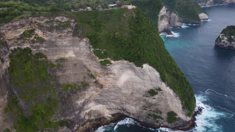 Pura-Paluang-Tempel-Von-Nusa-Penida-Am-Rande-Einer-Hohen,-Steilen-Felswand,-Die-Mit-üppiger-Grüner-Vegetation-Bedeckt-Ist