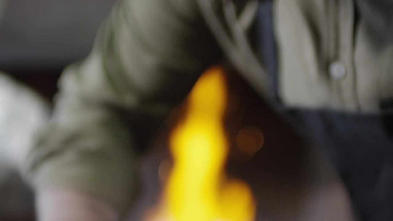 는 기계와 함께 철 빌을 는 사람