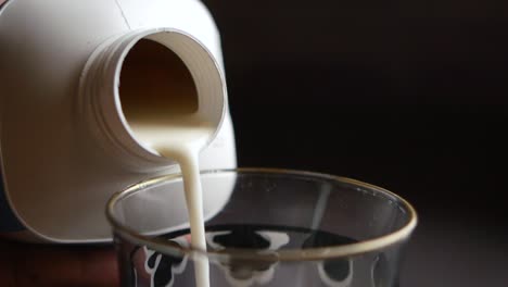 vertiendo leche en un vaso