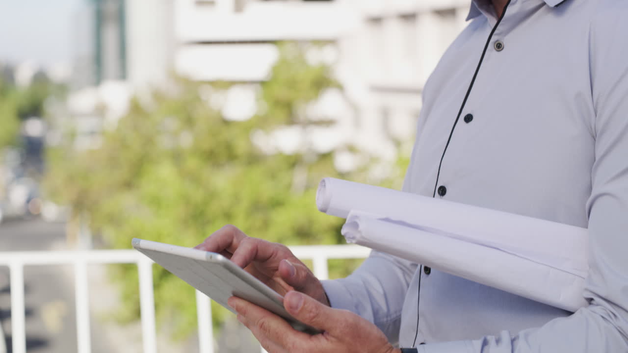 un arquitecto usando una tableta digital al aire libre