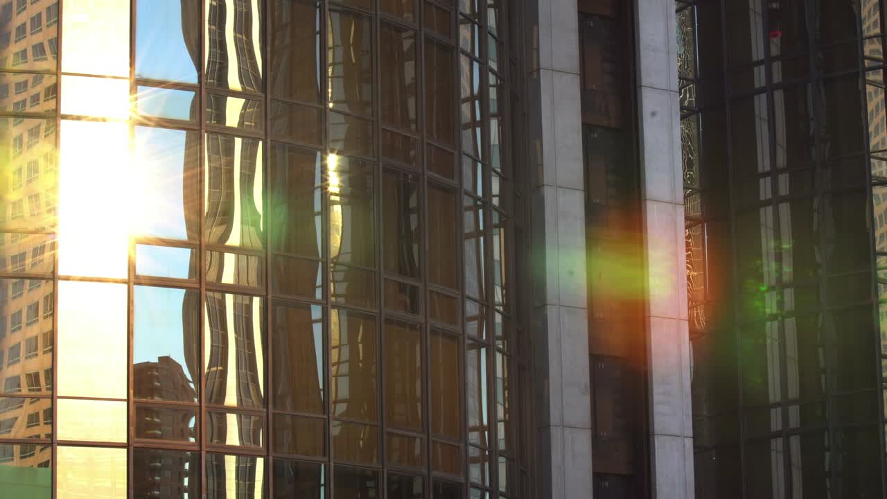 오피스 스카이스크래퍼 엘리베이터 현대 비즈니스 빌딩의 엘리베터 아래로 이동