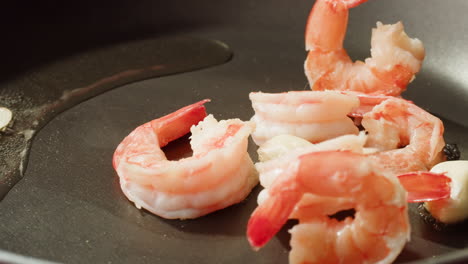 cocinar camarones en una sartén