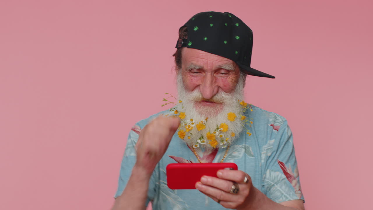 preocupado gracioso adicto anciano jugando con entusiasmo a videojuegos de carreras en su teléfono móvil