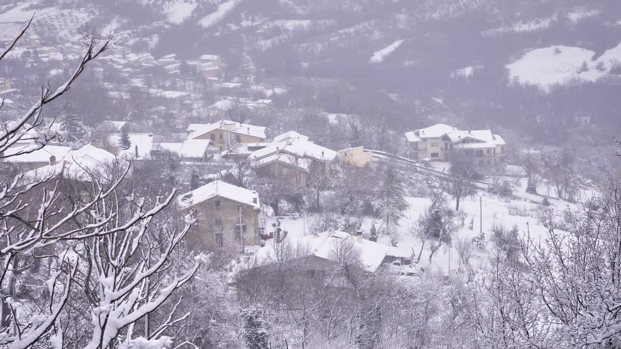 이탈리아 아브루초 주 빌라 코무날레의 정원에서 볼 수 있는 가디아그레의 모습