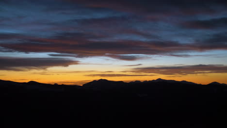 montaña rocosa puesta de sol amanecer mirando por encima de la cordillera