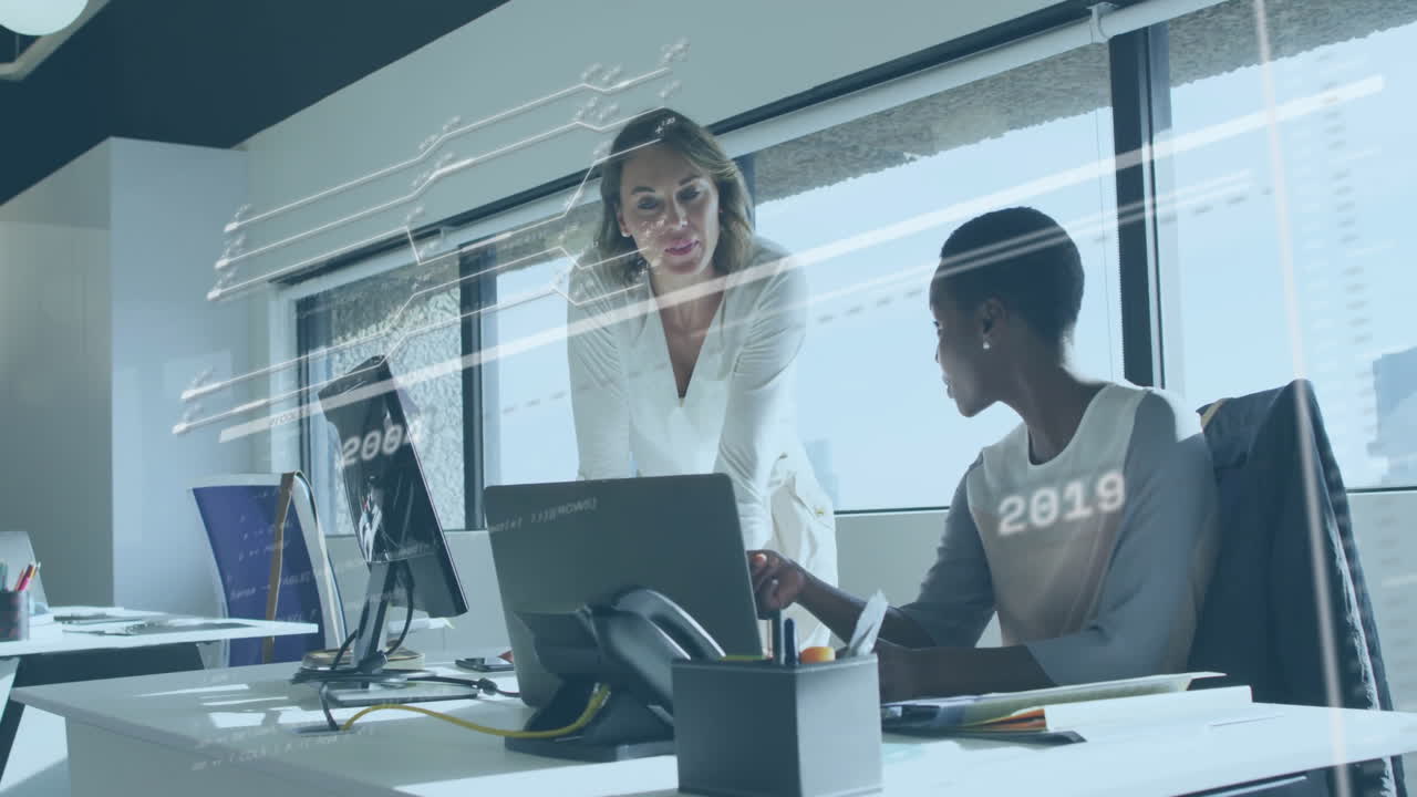 animación del procesamiento de datos financieros sobre diversas personas de negocios en la oficina