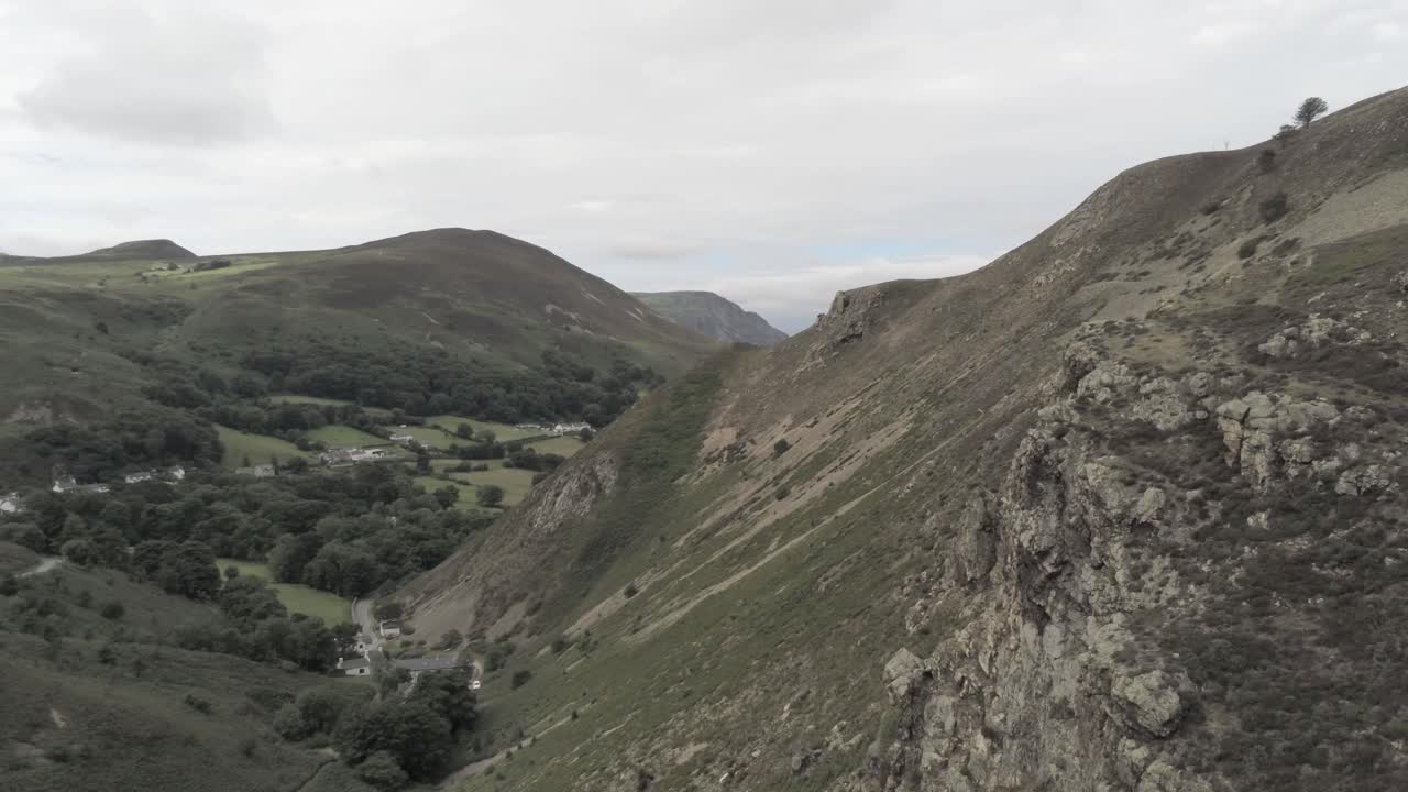 capelulo penmaenmawr elevarse por encima de la cumbre de la montaña galesa valle costero vista aérea del norte de gales