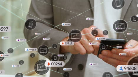 animación de iconos de redes sociales, números y conexiones sobre el hombre caucásico usando un teléfono inteligente
