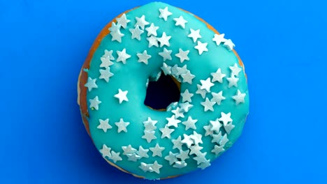 el donut glazado de primer plano.