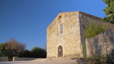 Iglesia-Francesa-Provenzal-Bajo-Un-Cielo-Soleado-En-Cámara-Lenta