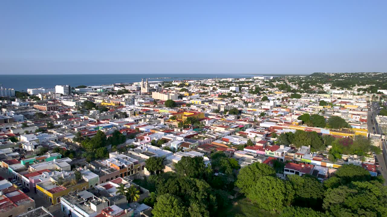 tiro de dron hacia arriba de la ciudad de campeche y sus alrededores