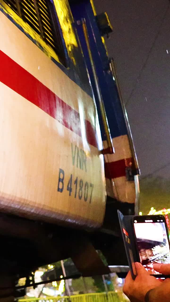 tren nocturno pasando con los espectadores capturando momentos