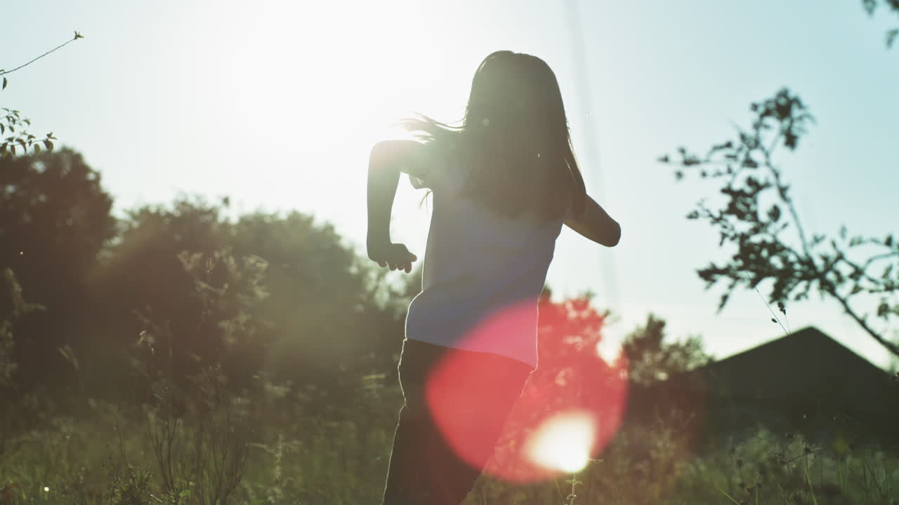 해가 지는 동안 에서 달리는 소녀