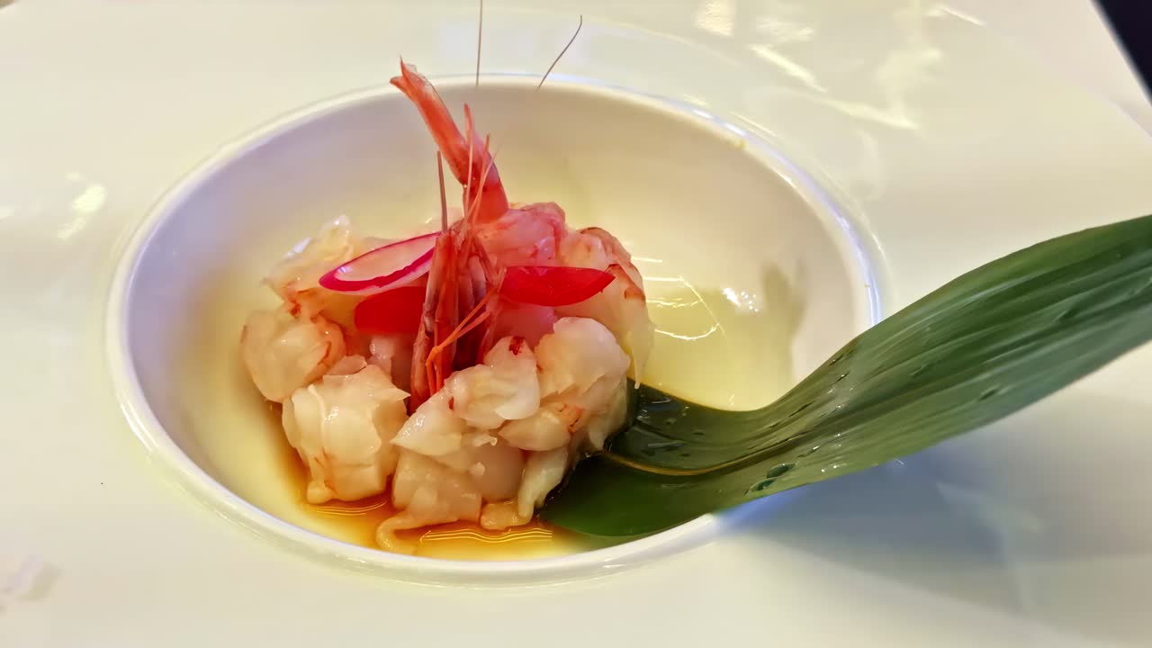Delicata tartare di gamberi con sottili fettine di ravanello e salsa leggera, impiattata con una foglia decorativa. Ideale per annunci pubblicitari di ristoranti di lusso, contenuti visivi per menù e promozioni di ristoranti gourmet.