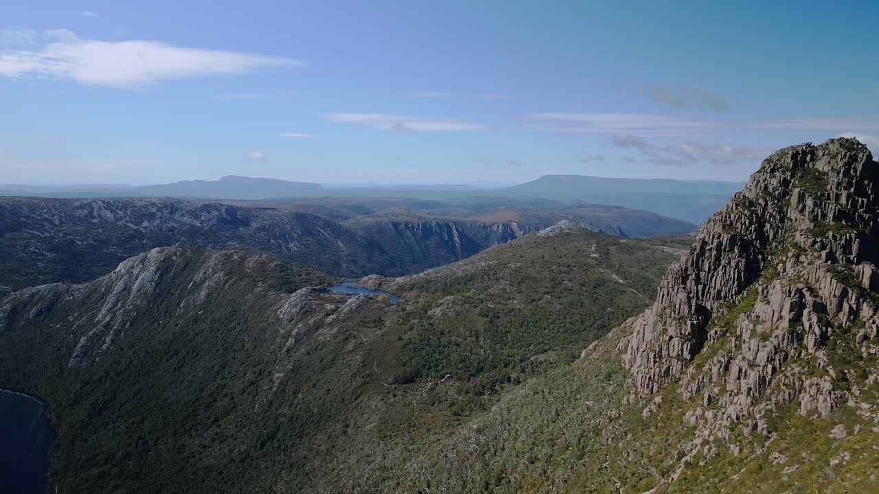 vista de aviones no tripulados de la cordillera durante el día