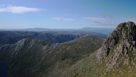 Vista-De-Drones-De-La-Cadena-De-Colinas-Durante-El-Día.