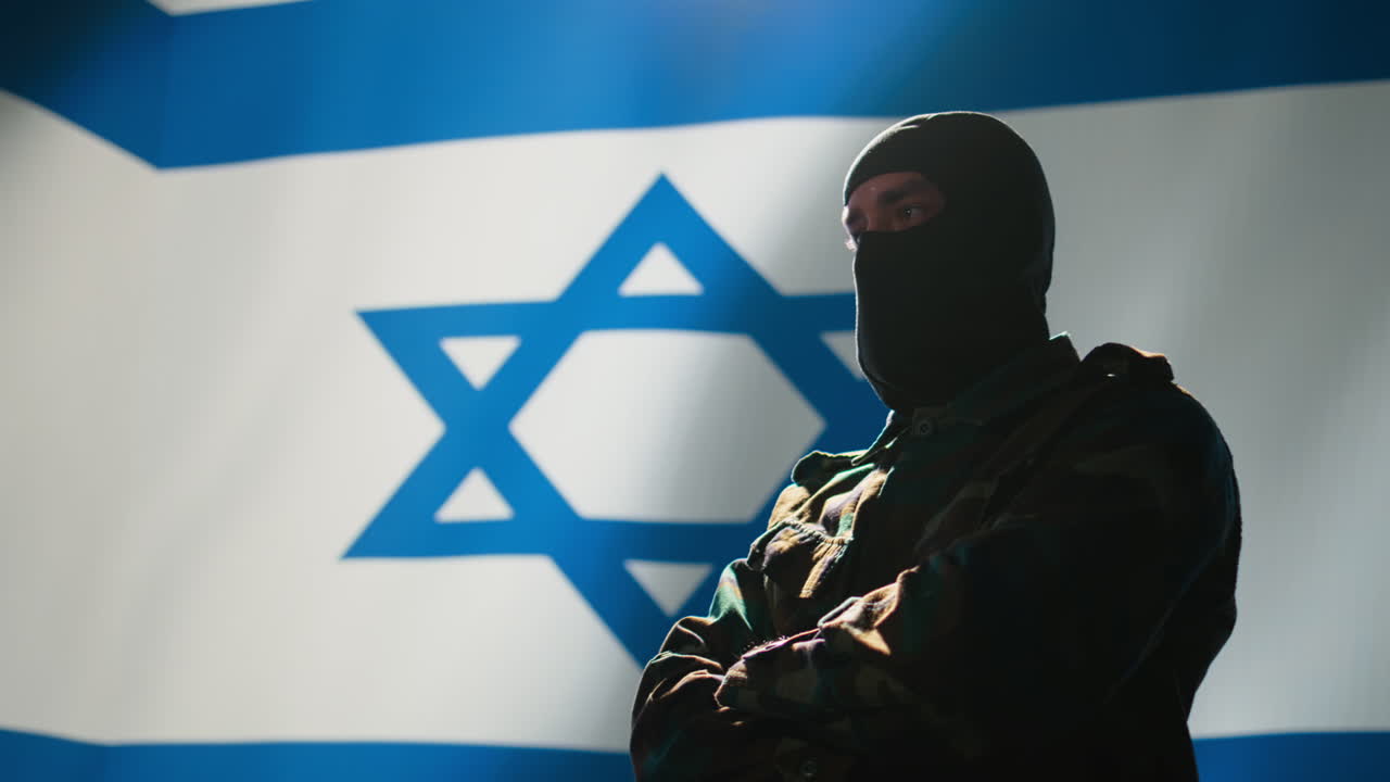 Una ripresa ravvicinata di un'operazione di controspionaggio israeliana in una sala di guerra