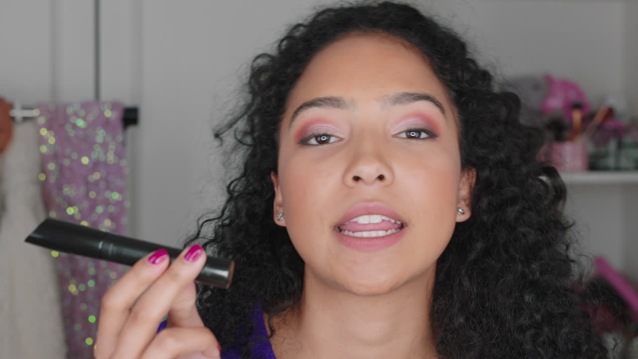 hermosa adolescente vlogger filmando tutorial de maquillaje compartiendo video de belleza disfrutando de las redes sociales influyente grabando vlog en casa