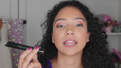 Schöne-Teenager-Vloggerin-Filmt-Make-up-Tutorial,-Teilt-Beauty-Videos-Und-Genießt-Social-Media-Influencer,-Die-Vlogs-Zu-Hause-Aufzeichnen