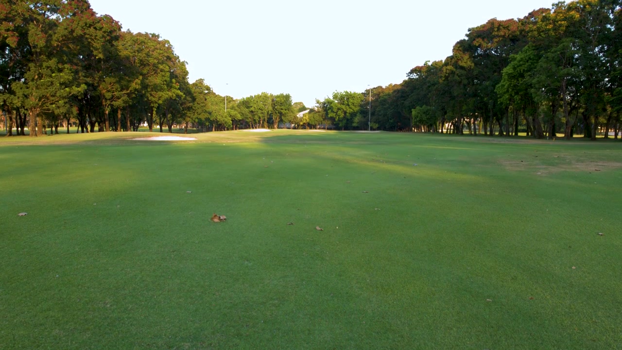 Vista panoramica di un fairway verde lussureggiante di un campo da golf