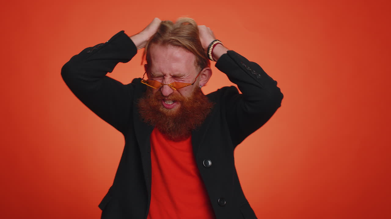 el hombre grita de estrés tensión problema siente horror desesperanza miedo sorpresa shock expresa rabia