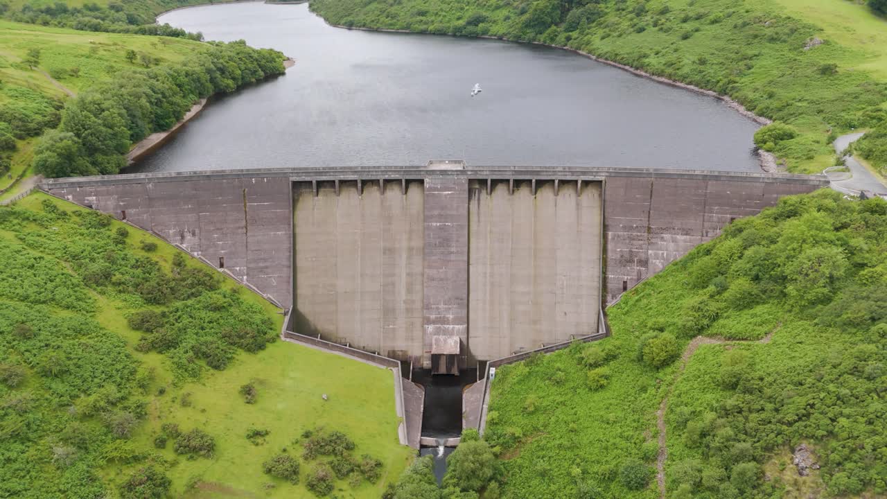 다트무어 국립공원 (dartmoor national park) 에 있는 멜돈 저수지 (meldon reservoir) 의 조용한 환경을 포착하는 공중 외관.