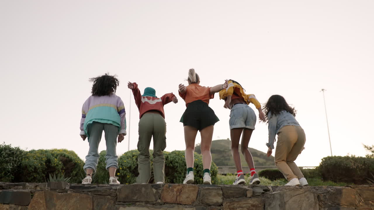 행복한 여자, 친구, 그리고 공중에서 점프