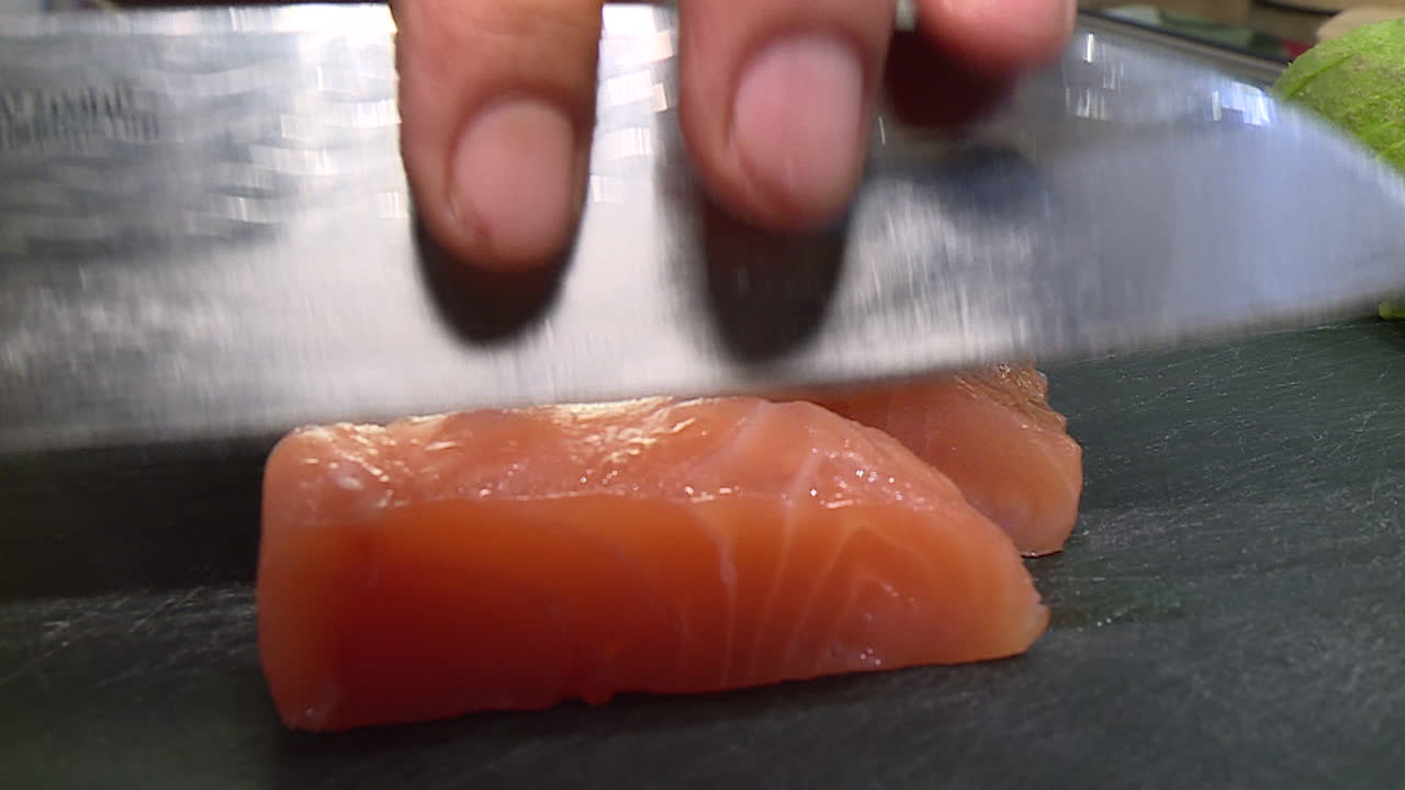 el chef está cortando salmón.