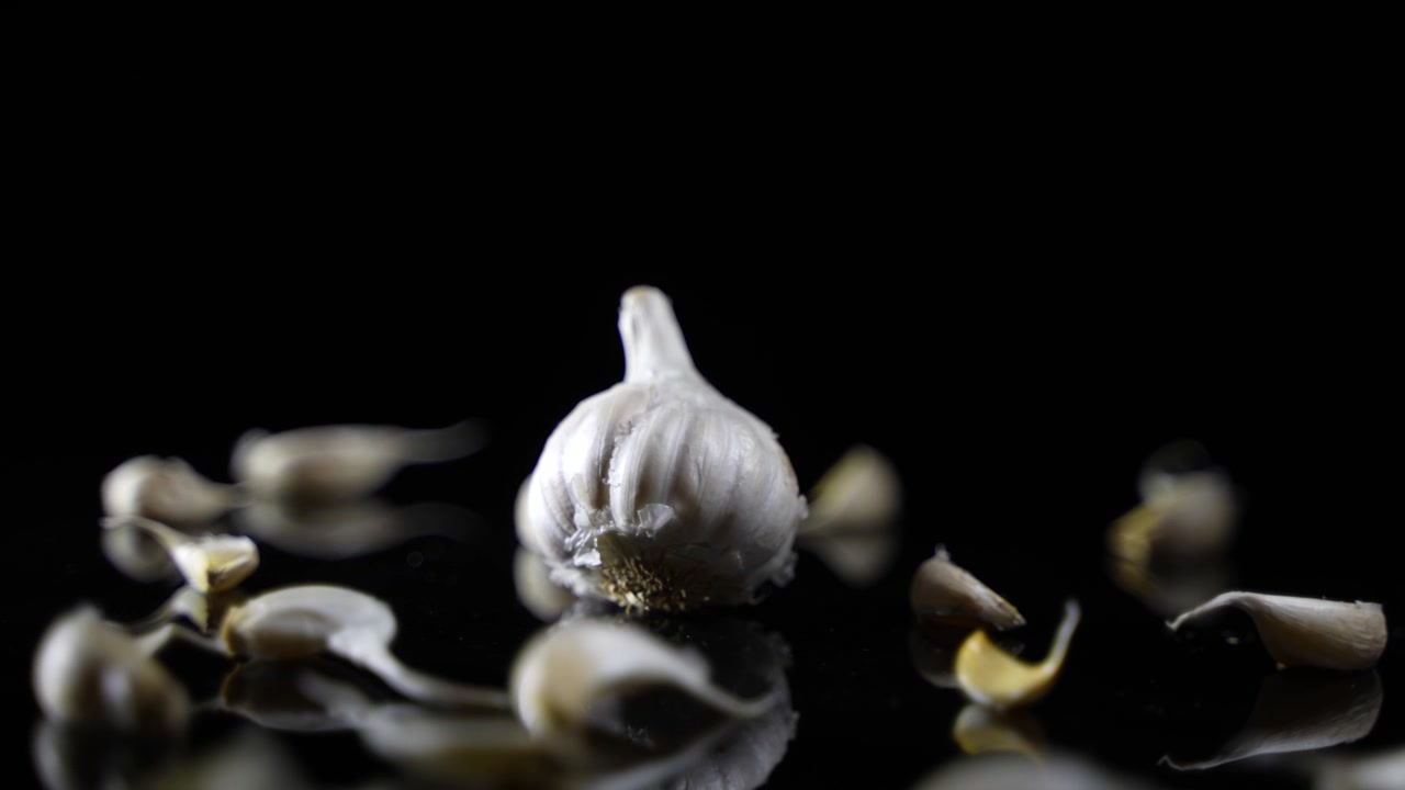 L'aglio è un ingrediente utile per cucinare.