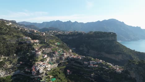 Pogerola-Y-Terraza-Del-Infinito-En-Italia,-Luz-Del-Sol-Bañando-El-Paisaje,-Vista-Aérea