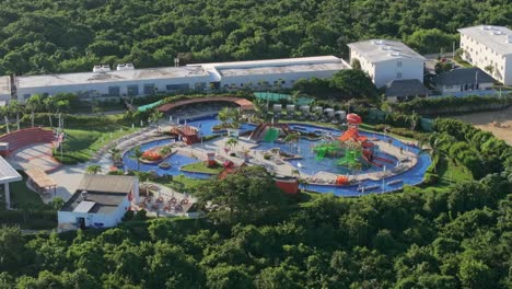 Gran-área-De-Piscina-Infantil-Con-Toboganes,-Nickelodeon-Resort-Punta-Cana,-órbita-Aérea