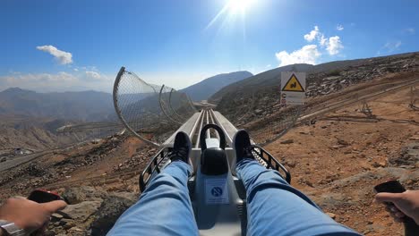 Jais-Sledder,-Mit-1.885-Metern-Die-Längste-Rodelbahn-Der-Region-Am-Jebel-Jais-In-Ras-Al-Khaimah,-Vereinigte-Arabische-Emirate