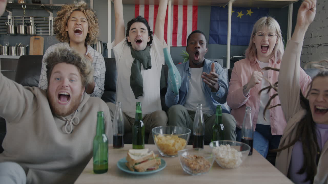 친구 들 이 스포츠 경기 를 보고 있다