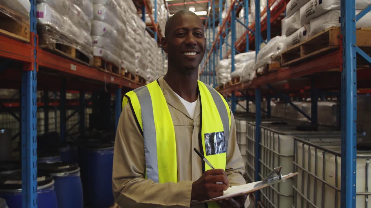 retrato de un joven trabajador de almacén 4k