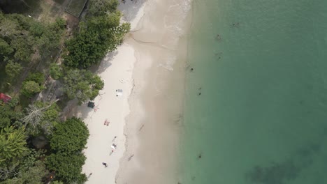 Touristen-Genießen-Den-Ruhigen-Sandstrand-Einer-Tropischen-Insel-Auf-Langkawi,-Malaysia
