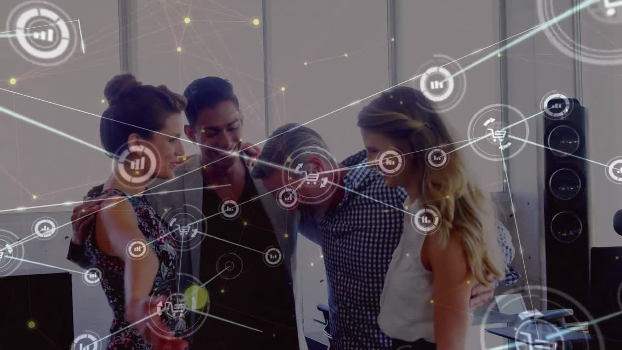 animación de puntos y iconos conectados sobre felices y diversos compañeros de trabajo que forman una cadena en la oficina