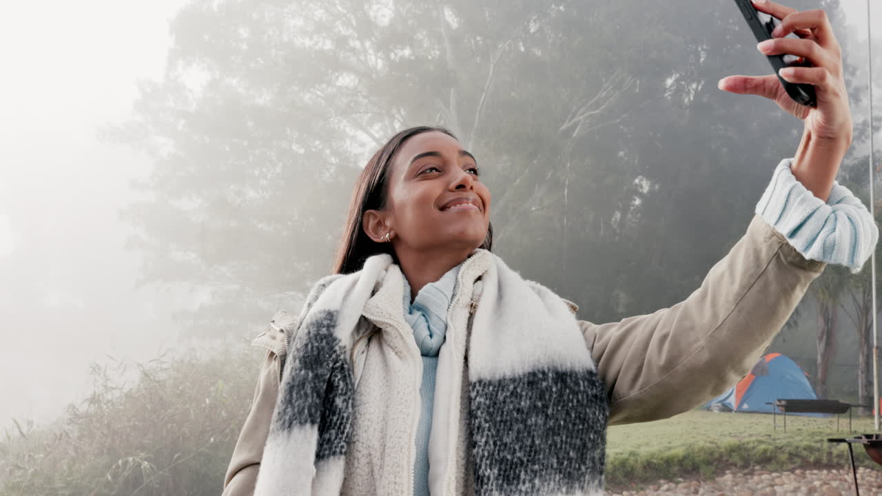 캠핑을 위한 여성, 셀카, 미소