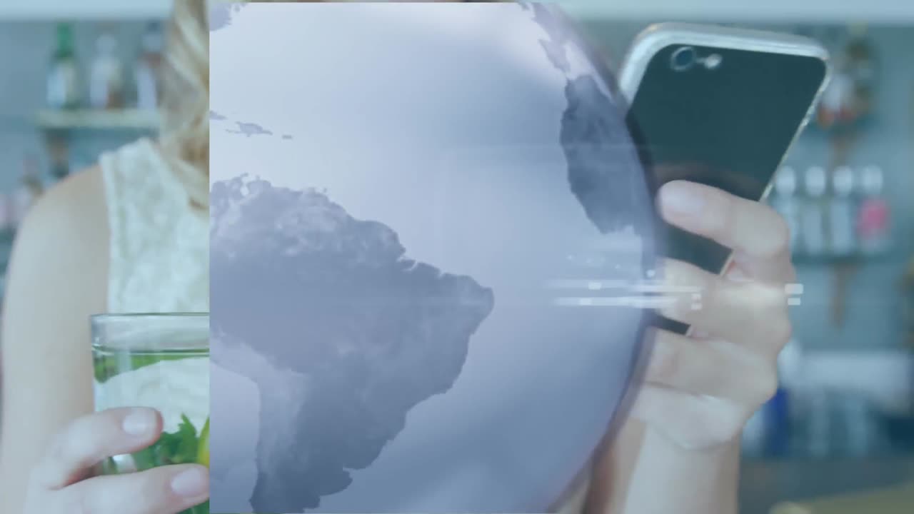 animación de puntos de luz en todo el mundo y mujer caucásica usando teléfono inteligente.