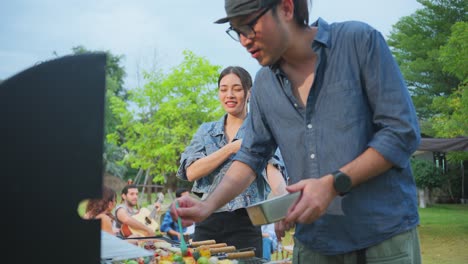 뒷마당 bbq를 즐기는 친구들