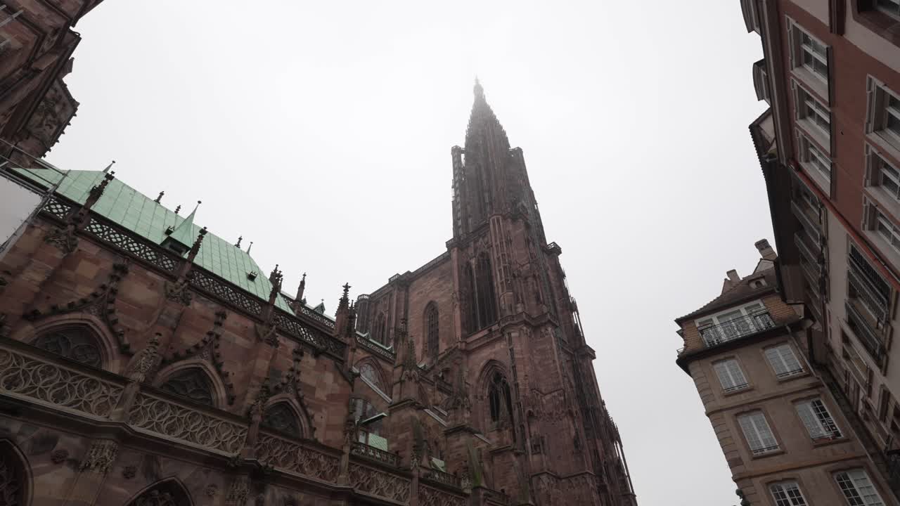 Vista della Cattedrale di Strasburgo sullo sfondo di un cielo nuvoloso, un capolavoro dell'architettura gotica, una testimonianza vivente della perseveranza della creatività e della devozione umana