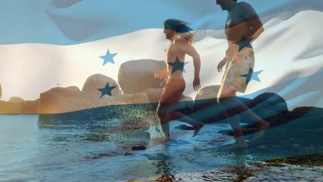 Animación-De-La-Bandera-De-Honduras-Sobre-Un-Grupo-Diverso-De-Amigos-En-La-Playa