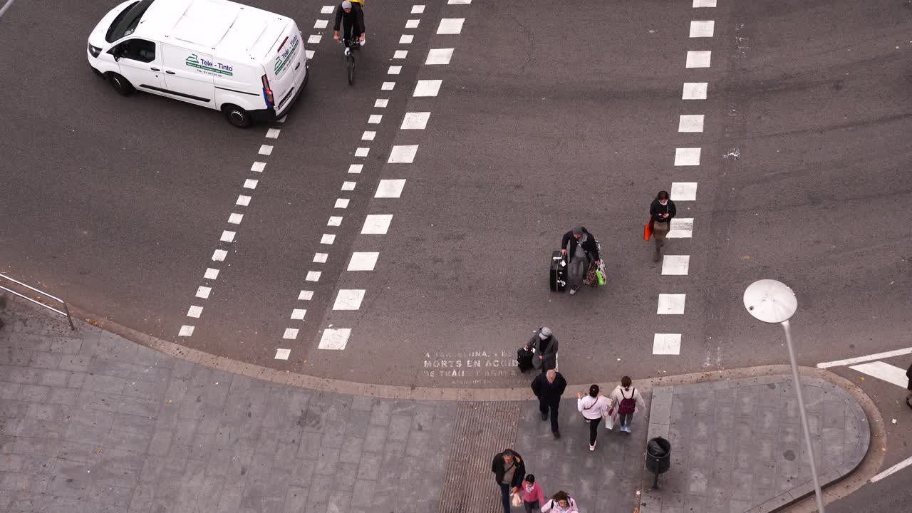 바르셀로나의 스페인 광장 근처의 도로에 있는 자동차들.
