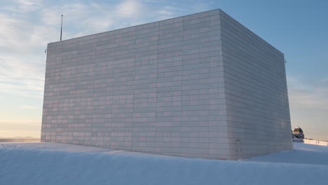 exterior de la ópera de oslo en un paisaje cubierto de nieve en oslo, noruega, en invierno