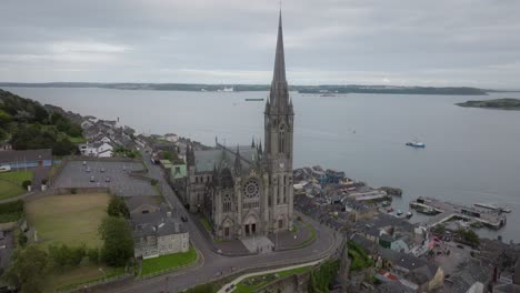 Catedral-De-San-Colmán-Vista-Aérea-De-Cobh-Rotación-Lenta-Alrededor