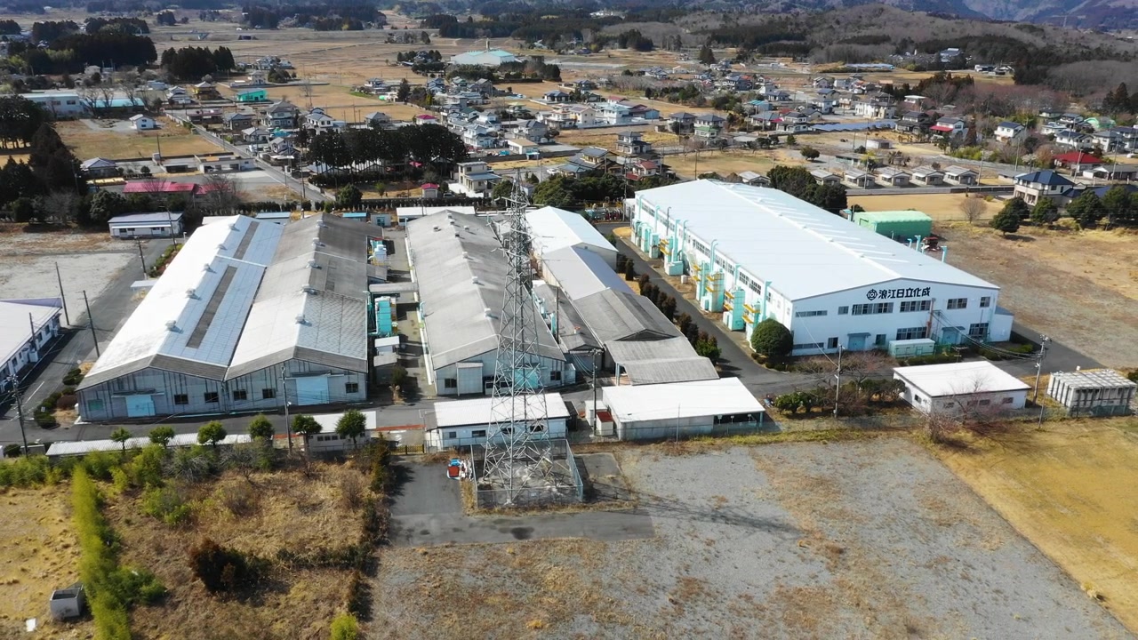 Ripresa aerea che mostra un complesso industriale a Fukushima, in Giappone
