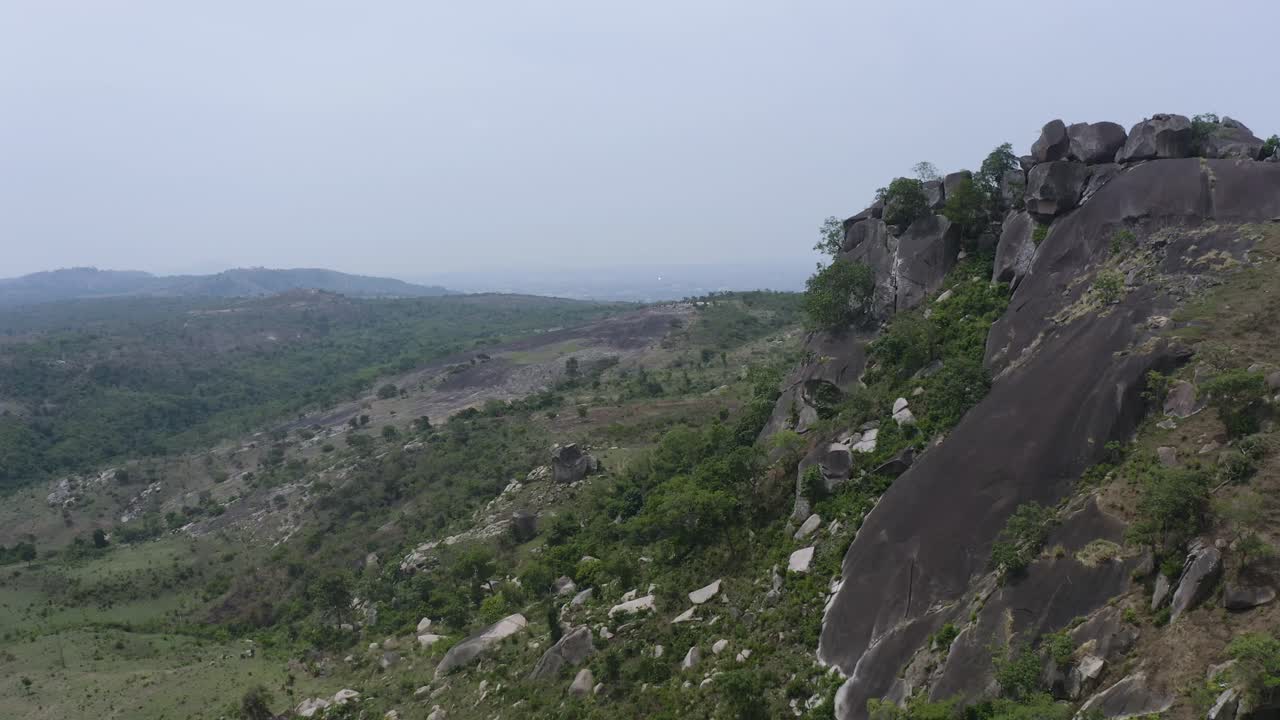 дрон прошел мимо великолепного скального образования, раскрывающего долину деревьев.