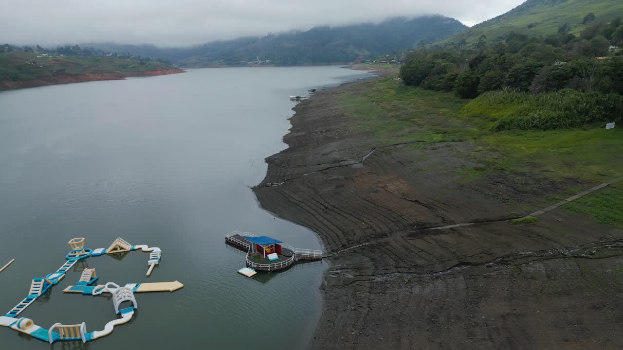 vuelo aéreo sobre el lago con nubes cerca de la orilla del lago