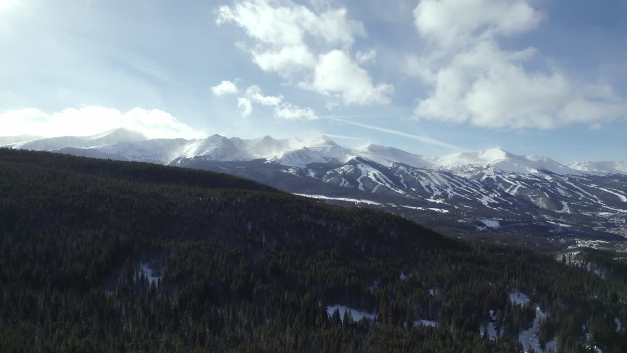 Foresta di Silverthorne e Montagne Rocciose in una giornata invernale di sole